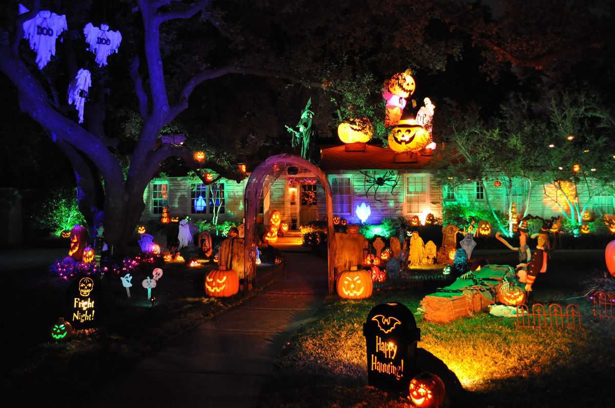 House decorated with pumpkins and other Halloween decorations.