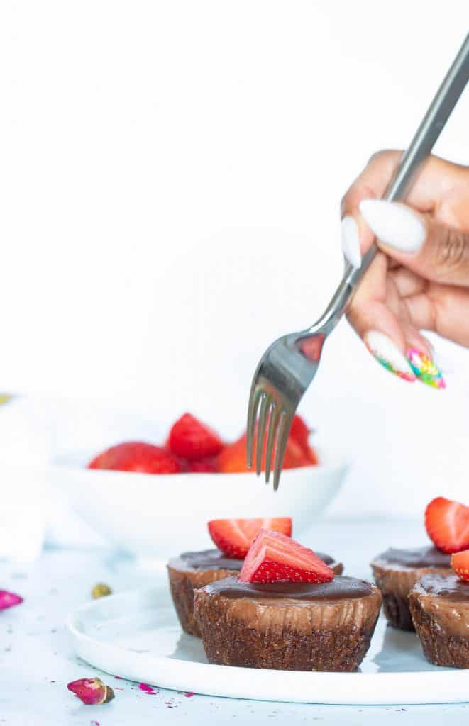 No-Bake Vegan Superfood Chocolate (Cacao) Cheesecake Bites