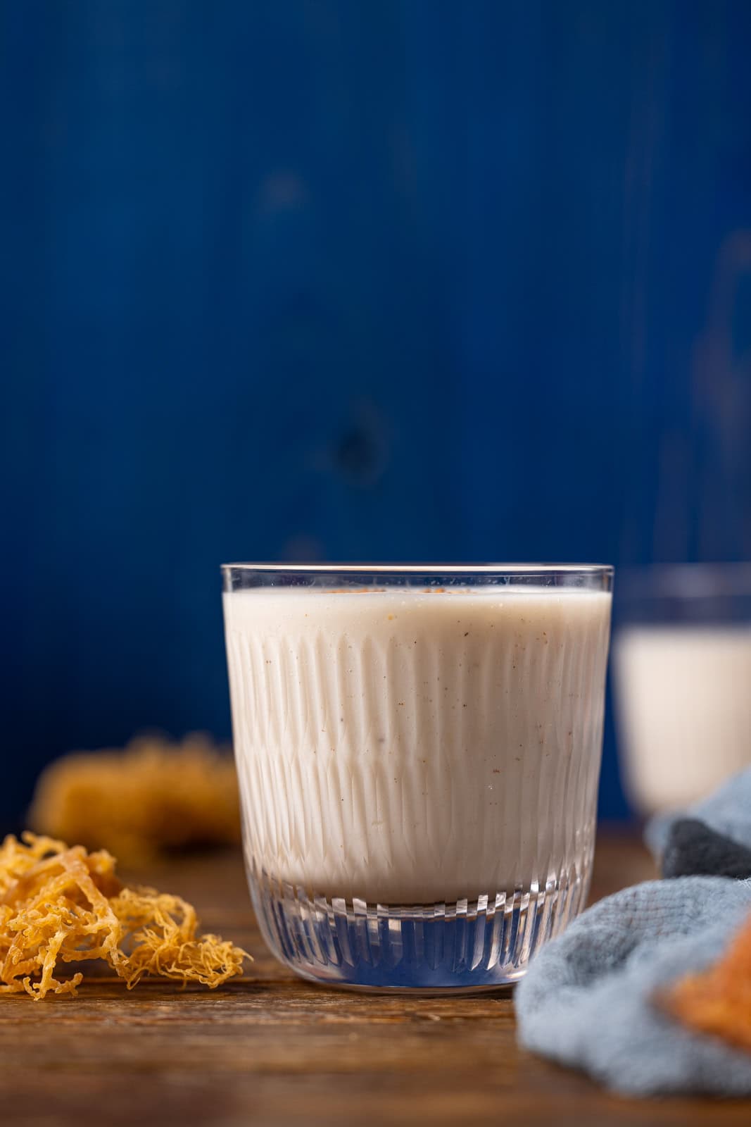 Up close shot of irish moss drink in a two glasses with dry sea moss.