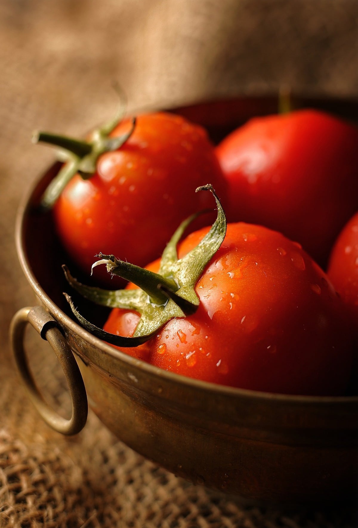 Bowl of tomatoes.