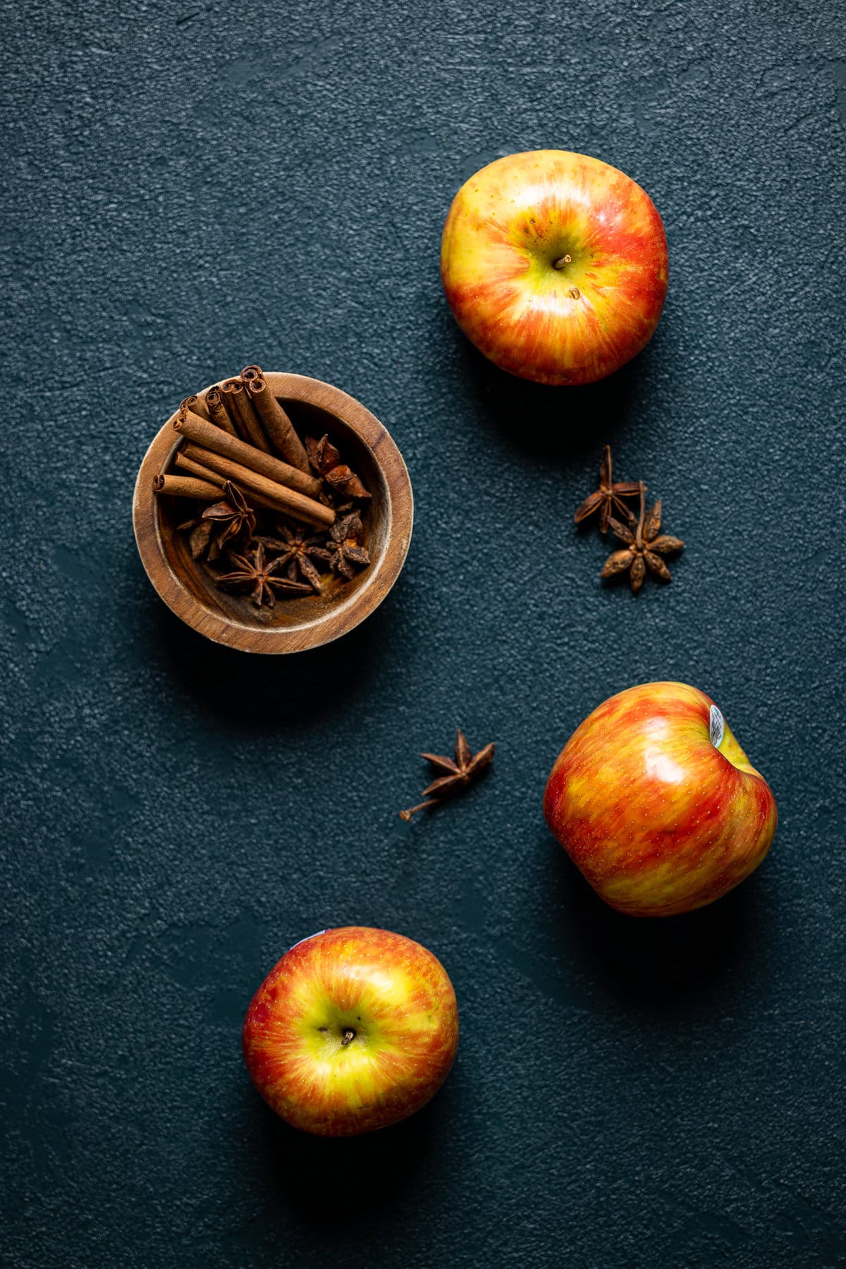 Apples with whole spices