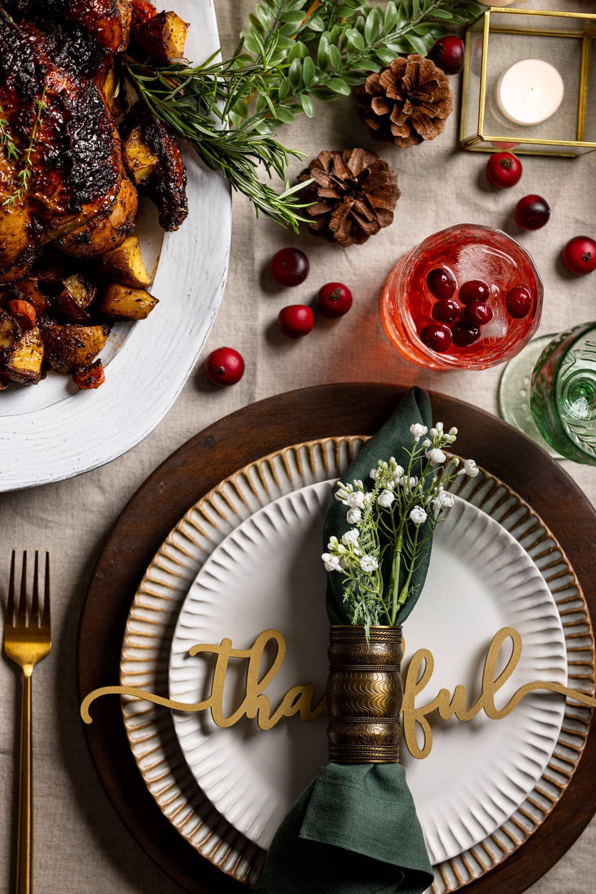 Fall-themed table setting with decoration that reads \"thankful\" on a plate