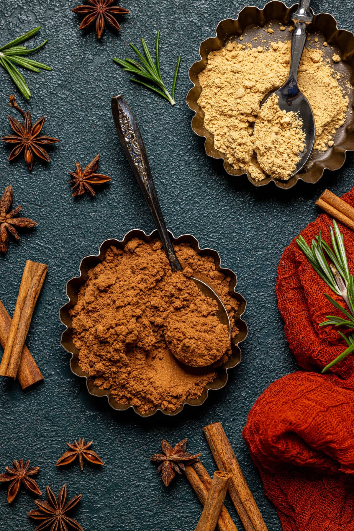 Pumpkin spice and ground ginger in tins with spice garnish.