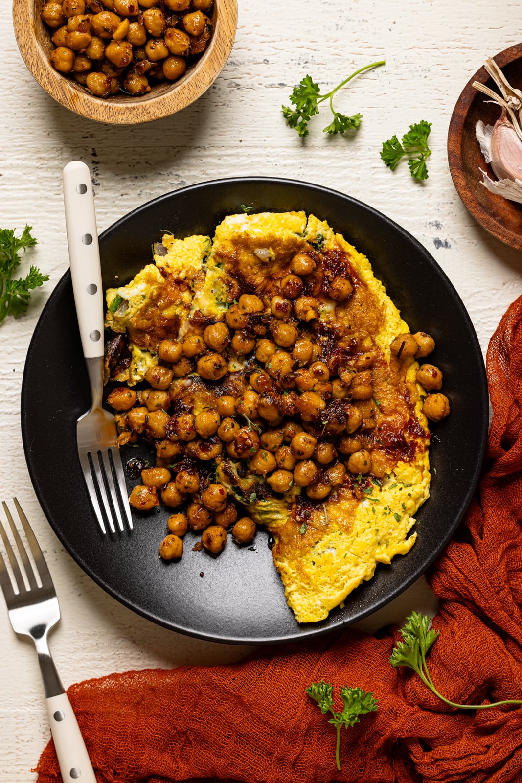 Omelette with two forks and chickpeas. 