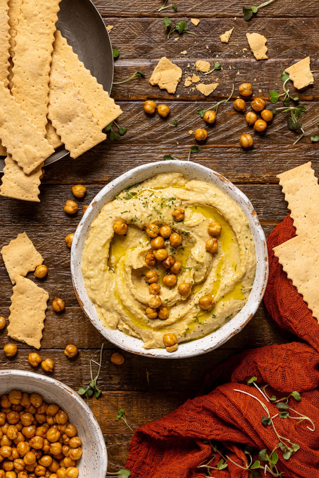 Hummus with chickpeas and crackers. 