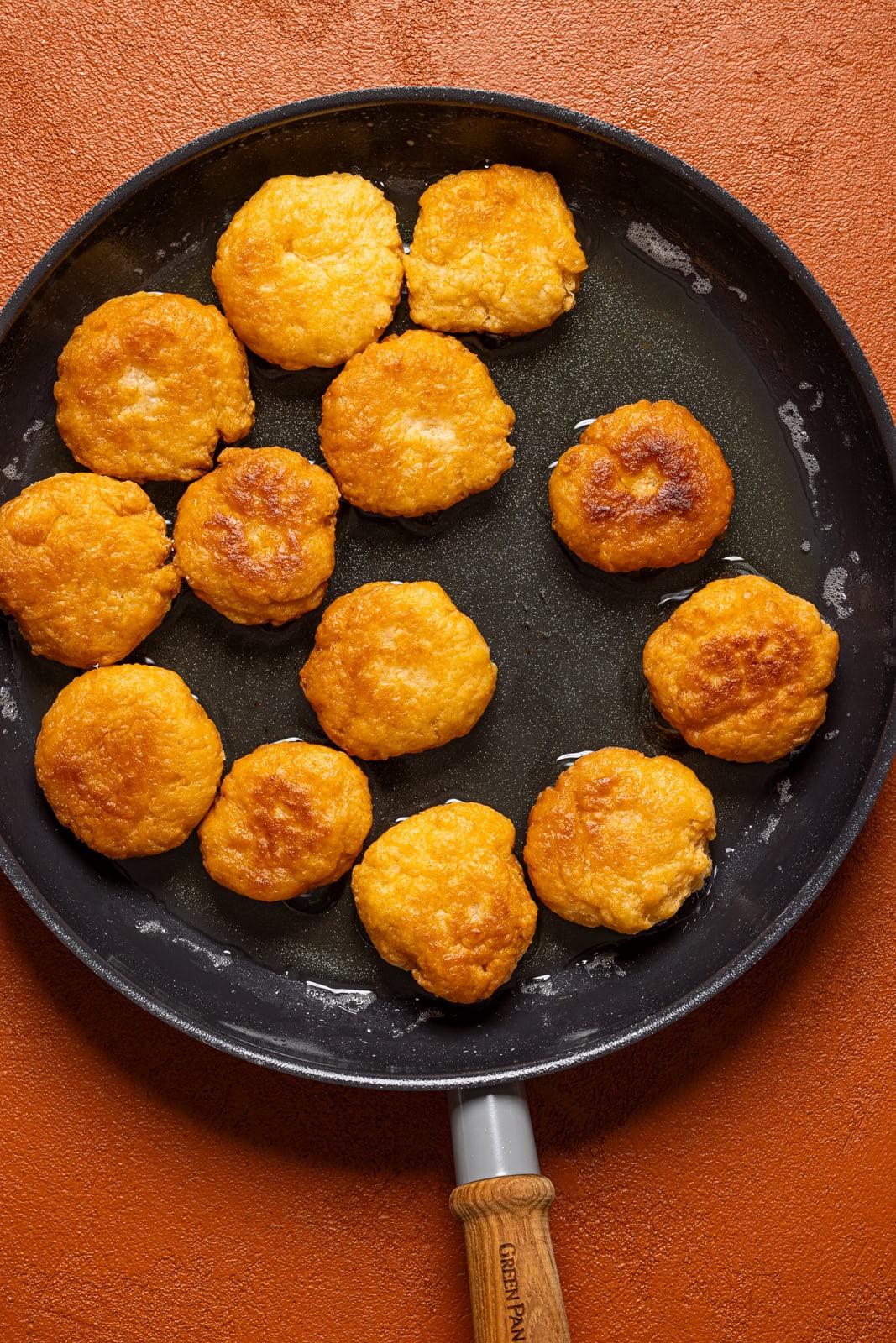 All of the dumplings fried in a skillet. 