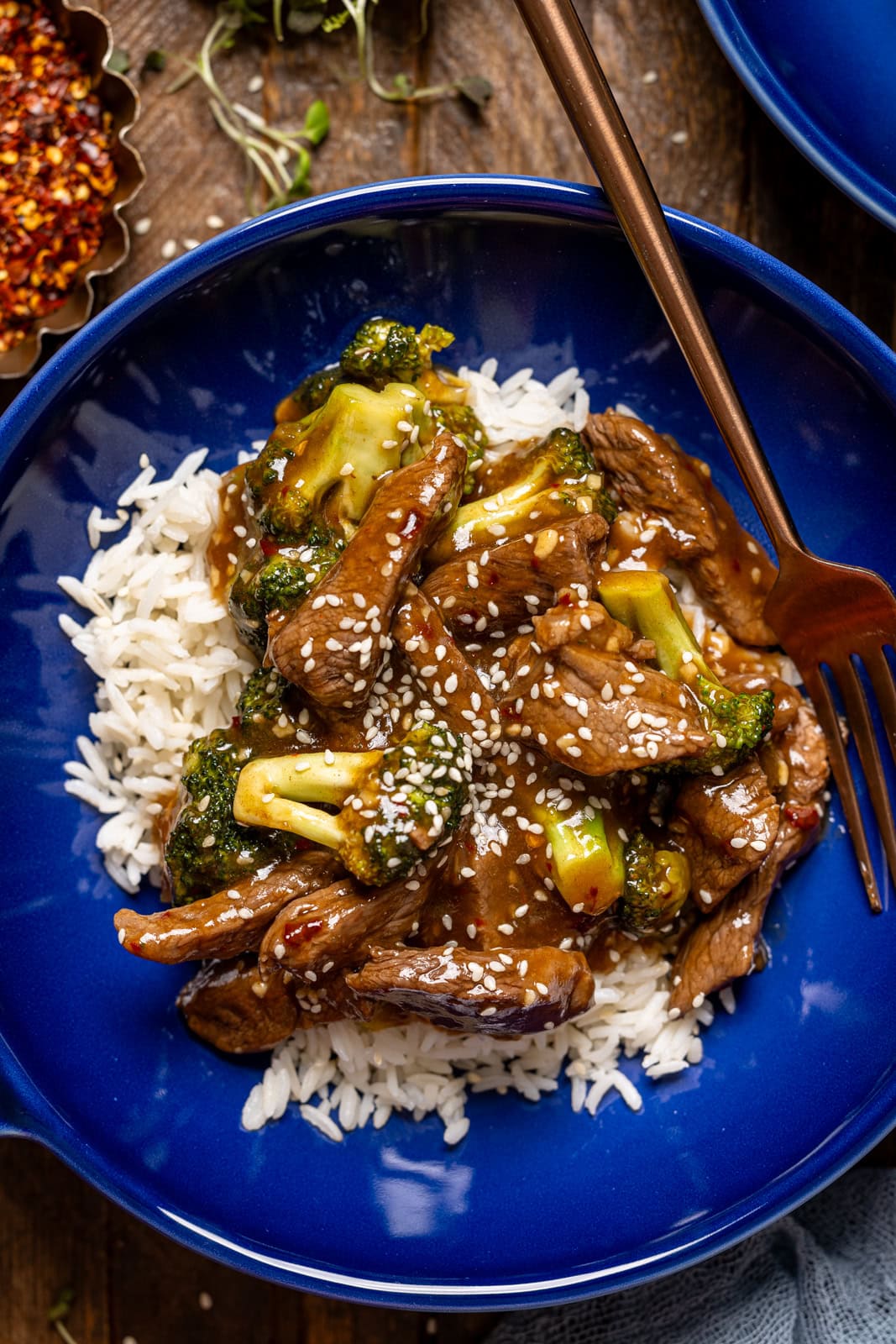 Up close shot of beef and broccoli in a blue plate.