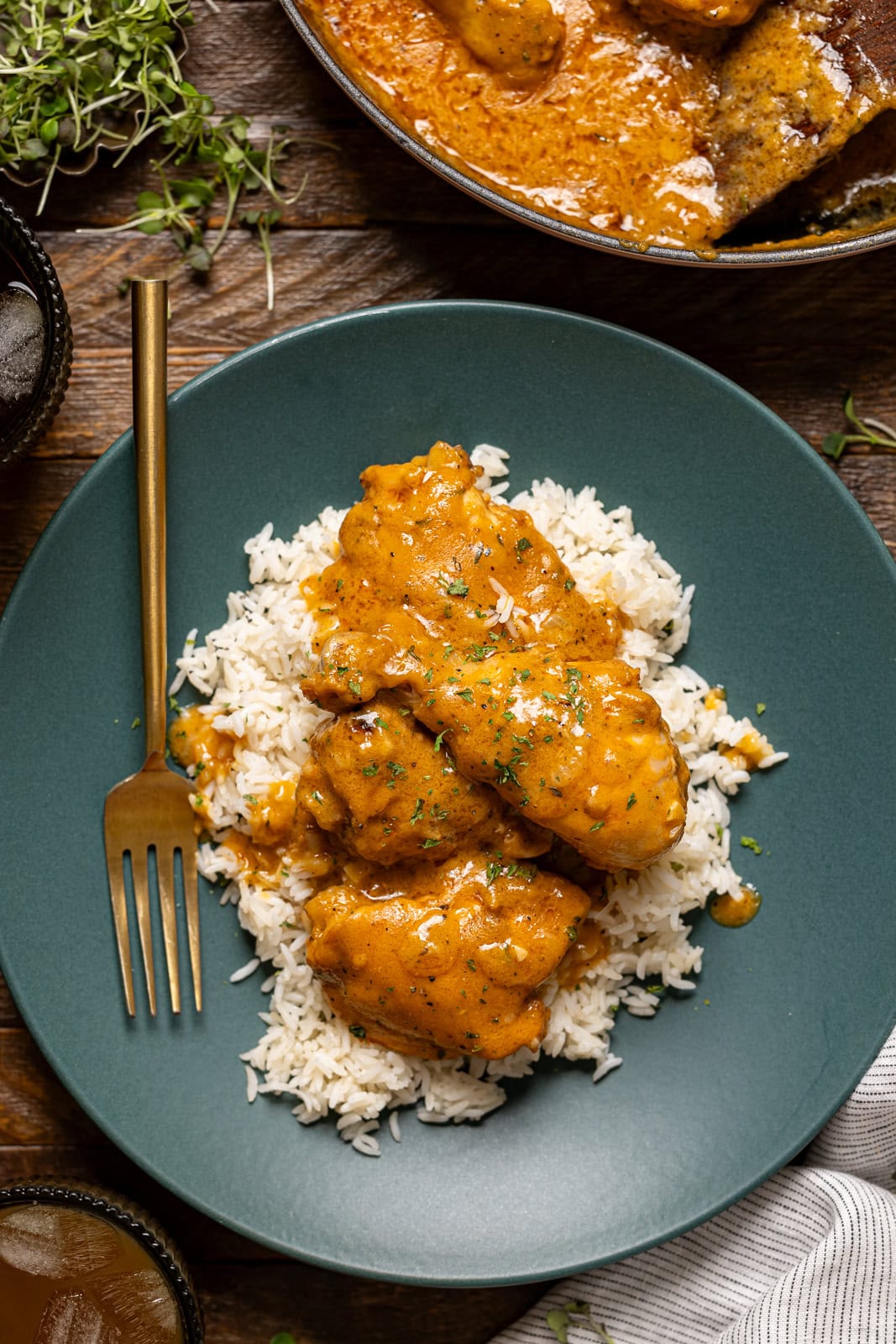 Chicken on a green plate with a fork.