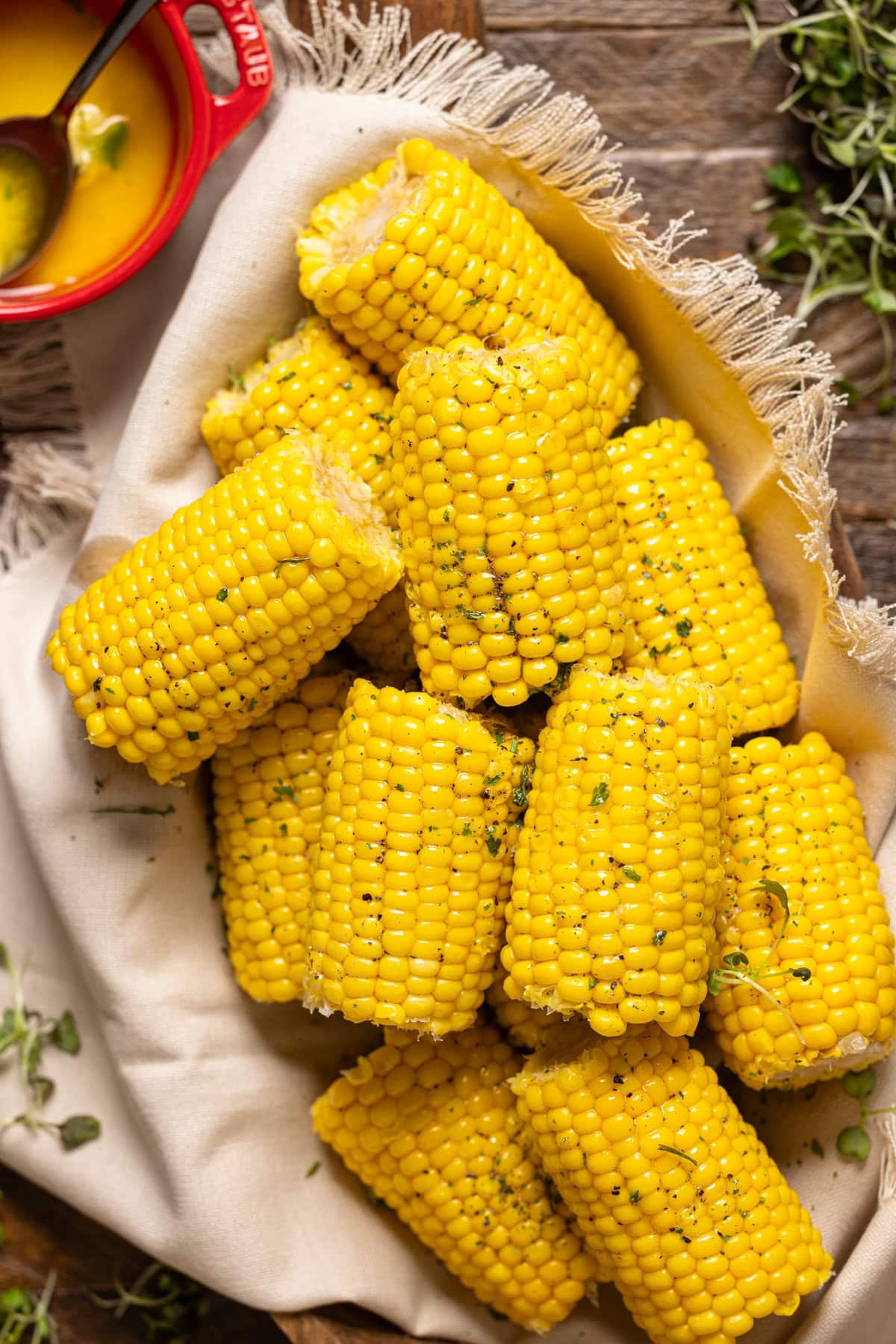 Corn on the cobb in a wooden serving platter.