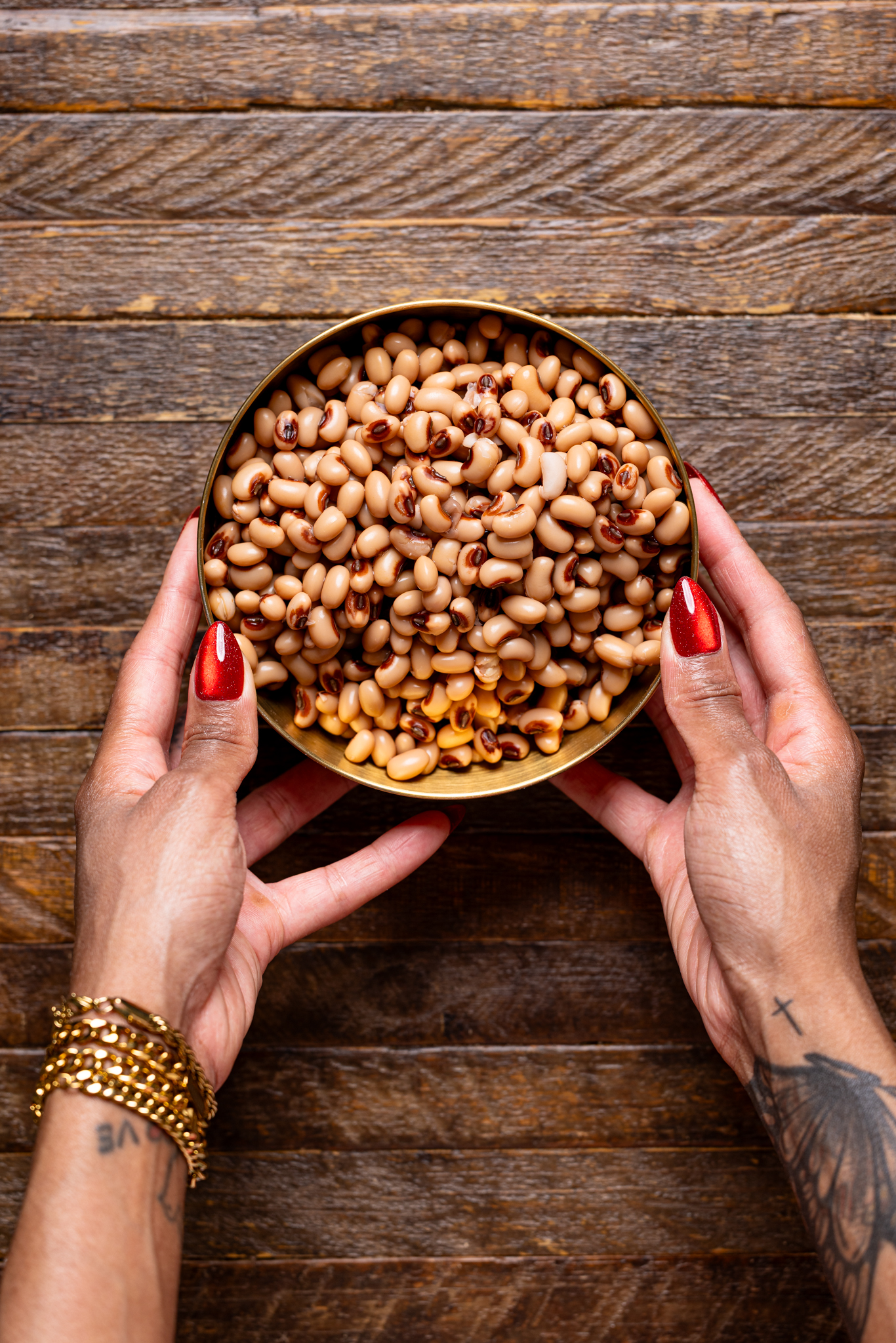 Image of a bowl of black eyed peas being held with hands.